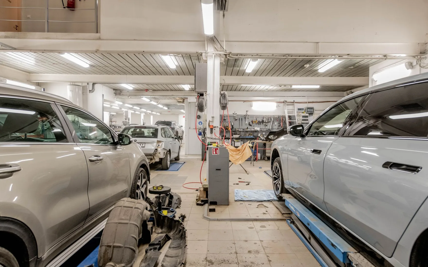 Véhicule sur pont élévateur dans l’atelier du garage AutoExpert